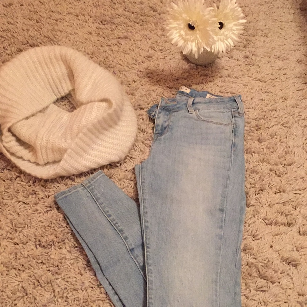 NWOT- Light Wash Denim Jeans